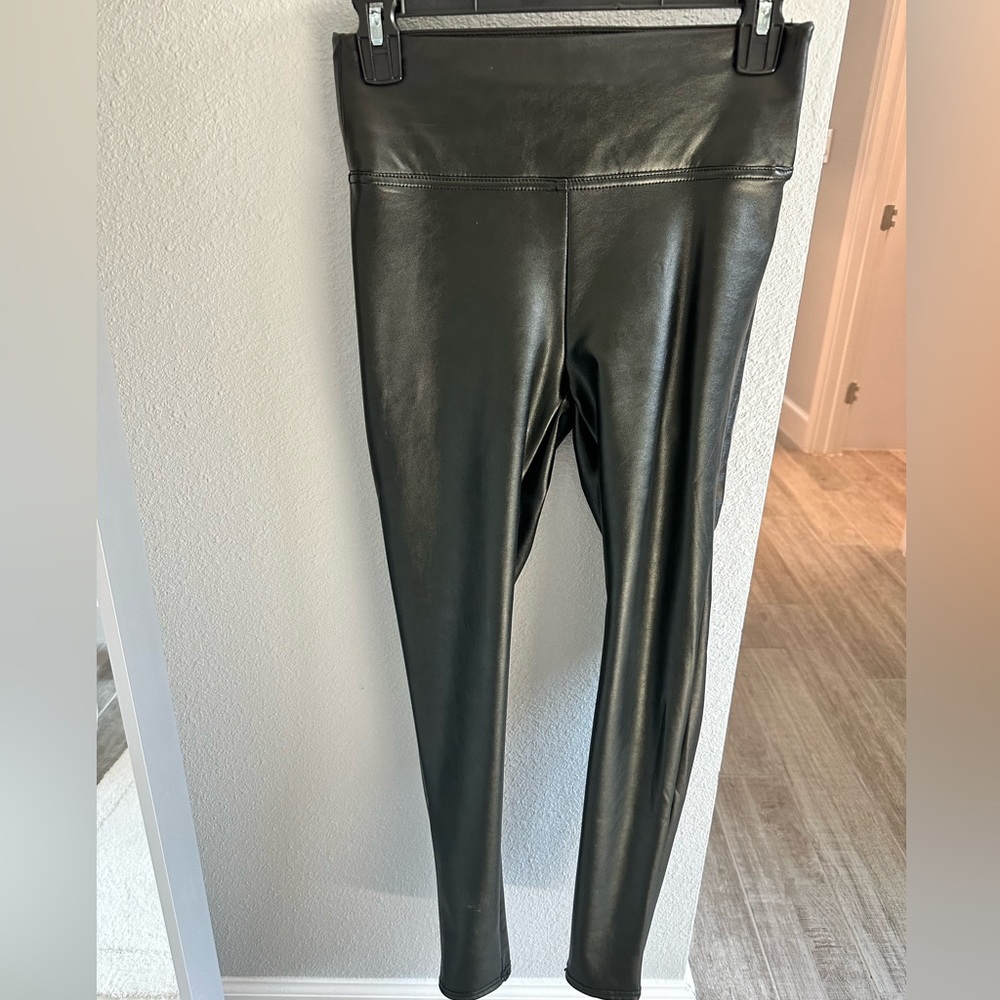 New without tag Vince Camuto Faux Leather-Lined Black Legging